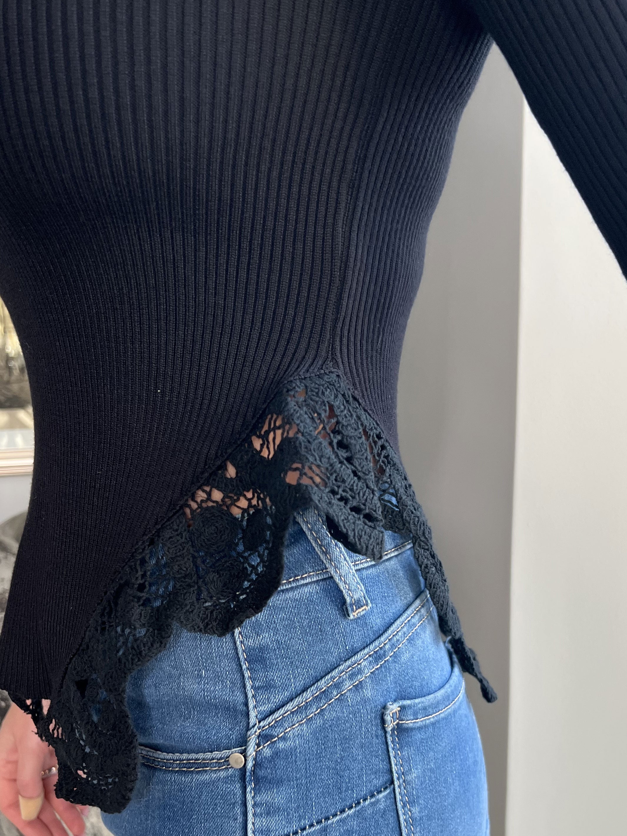 Krista - Blus i fin stickning med volangkant undertill - White